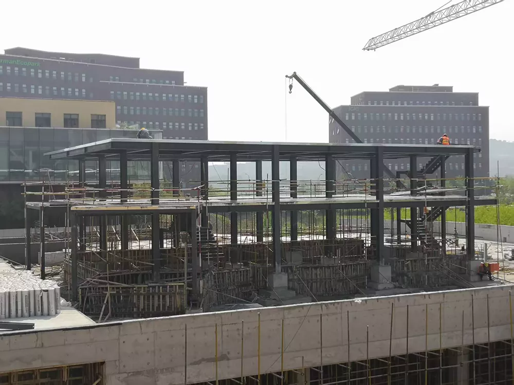Oceľová konštrukcia odolná proti zemetraseniu